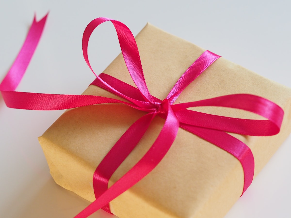 Paquet cadeau noué d’un ruban