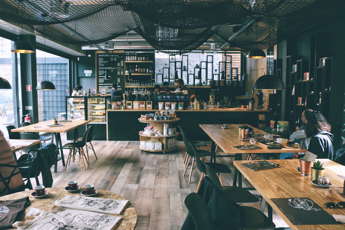 Intérieur d’un café de quartier avec son comptoir
