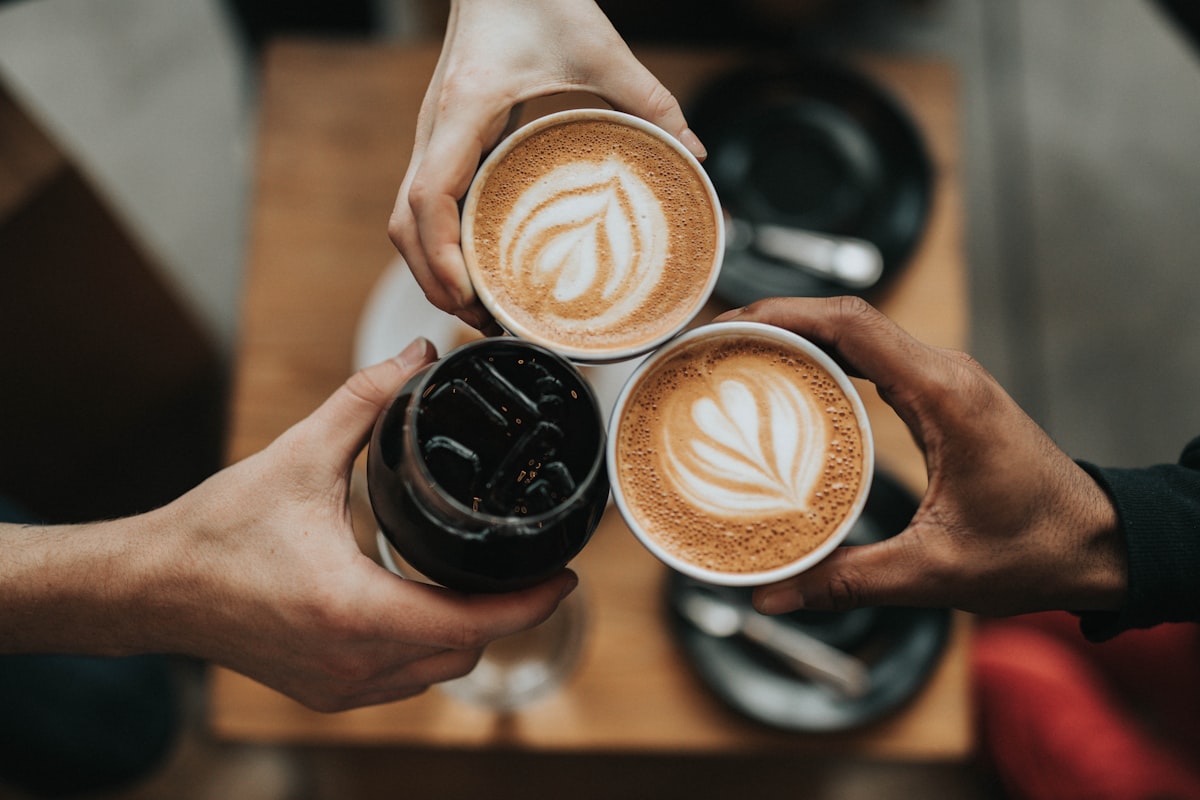 Tasses de café partagées entre clients