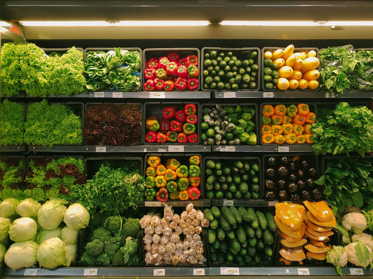 Étals de fruits et légumes d’un primeur