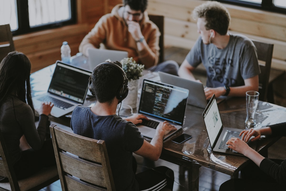 Équipe au travail autour d’ordinateurs portables