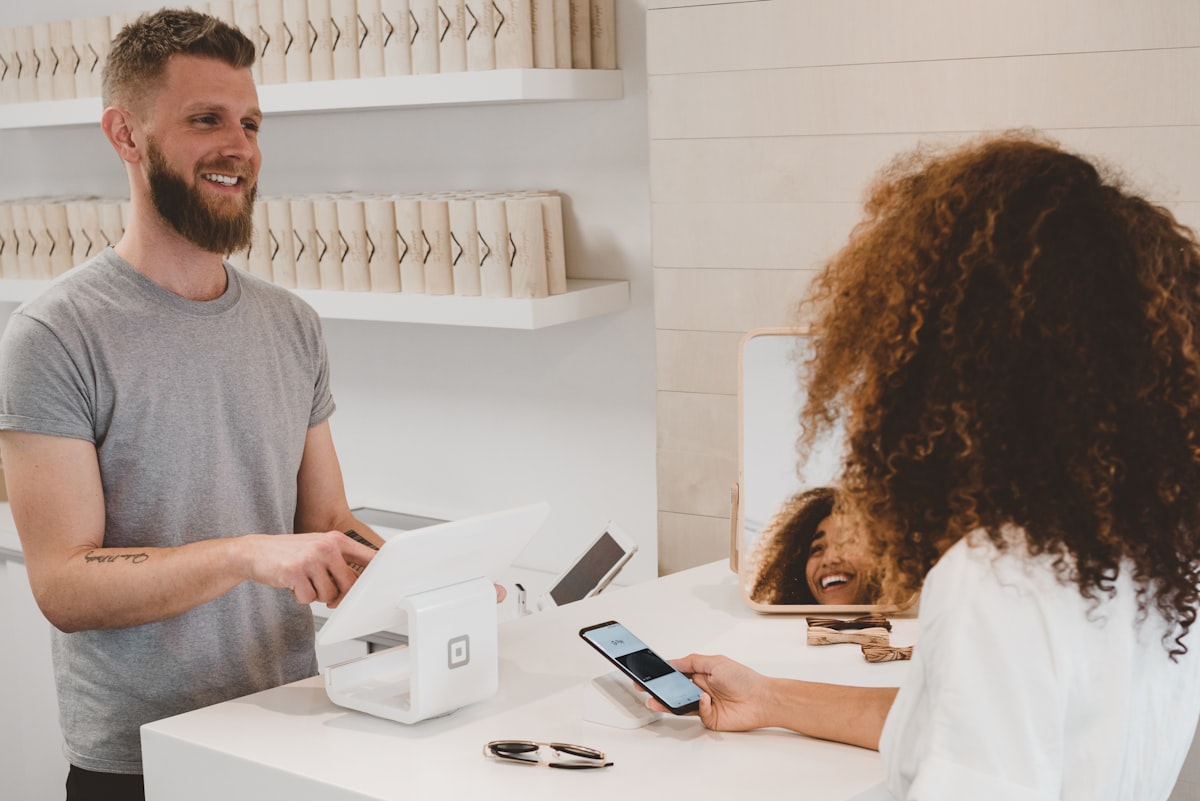 Encaissement d’une cliente au comptoir d’un commerce
