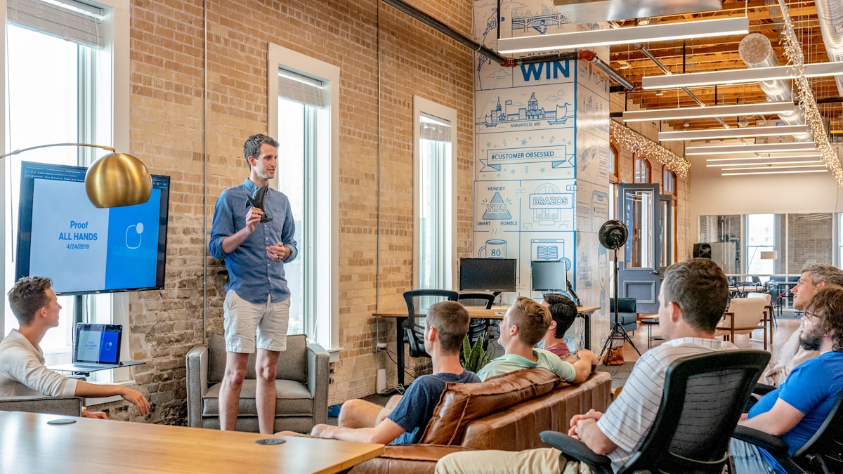Présentation devant une équipe dans un espace de travail
