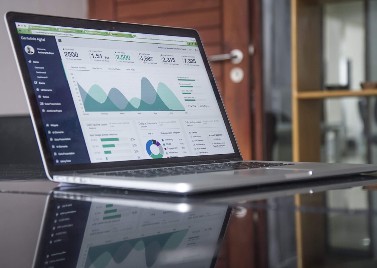 Tableau de bord de statistiques sur un ordinateur portable