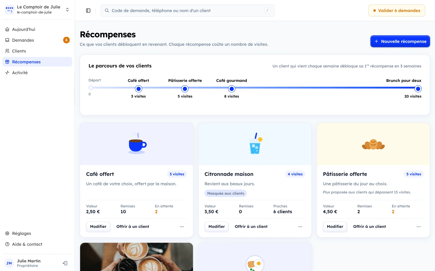 La page Récompenses de l’espace commerçant : le parcours des clients, du café offert à 3 visites au brunch pour deux à 20, puis chaque récompense avec sa valeur et le nombre de fois où elle a été remise